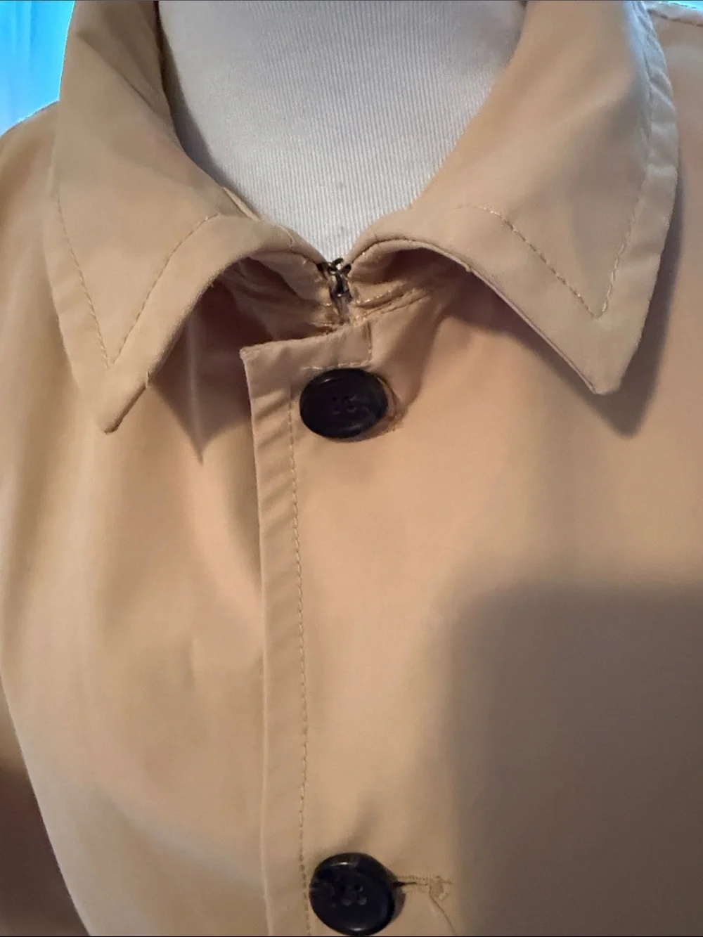 Banana Republic Khaki gold Trench Coat - Single-Breasted Dark buttons. Hook/eye